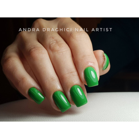 221 Green Grass Gel polish 8ml VICTORIA VYNN